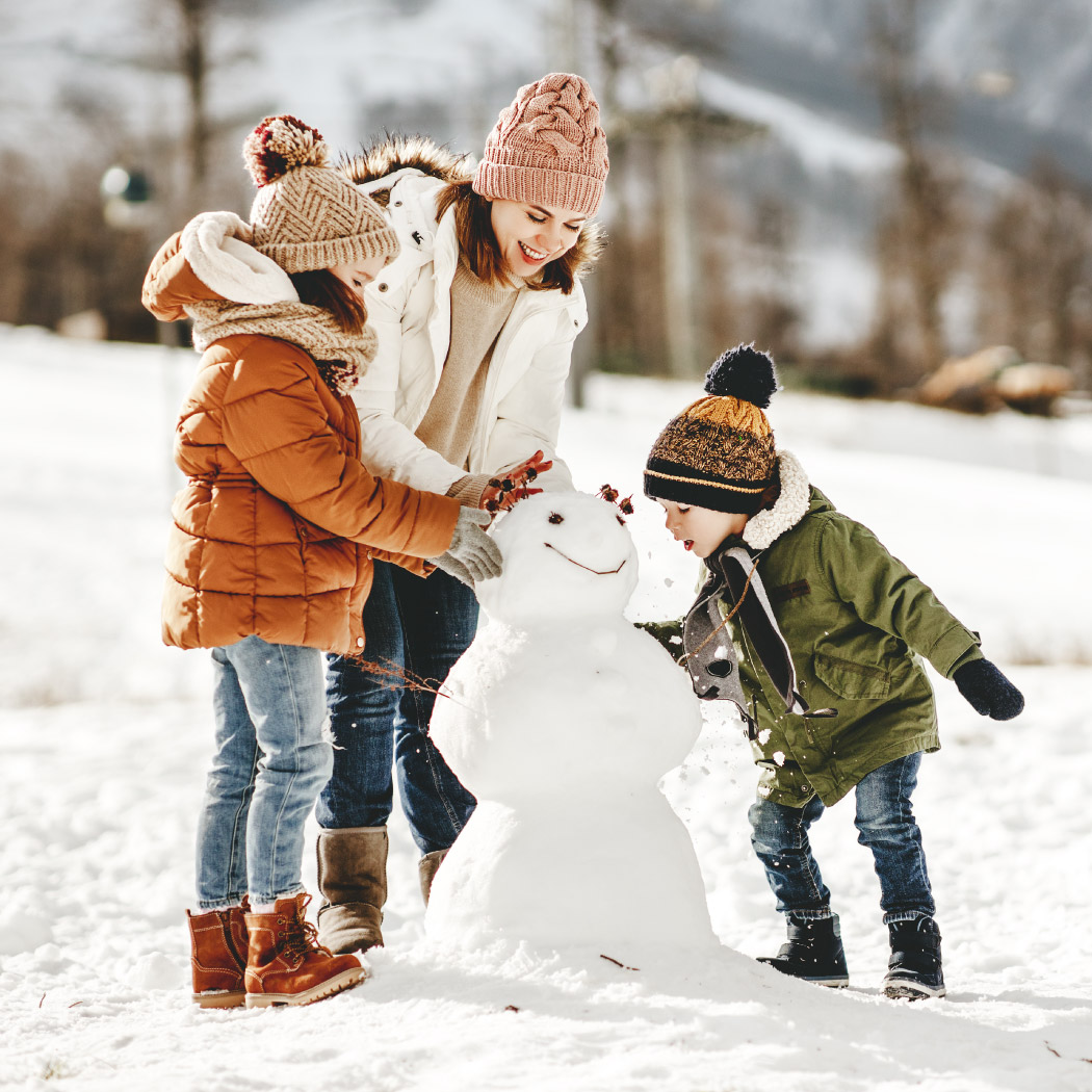 snežak, družina na snegu, otroci, WIZ blog Prihranek na počitnicah, tudi v Tujini