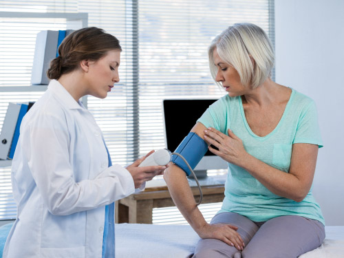 zdravnica meri krvni tlak pacientki WIZ Specialisti